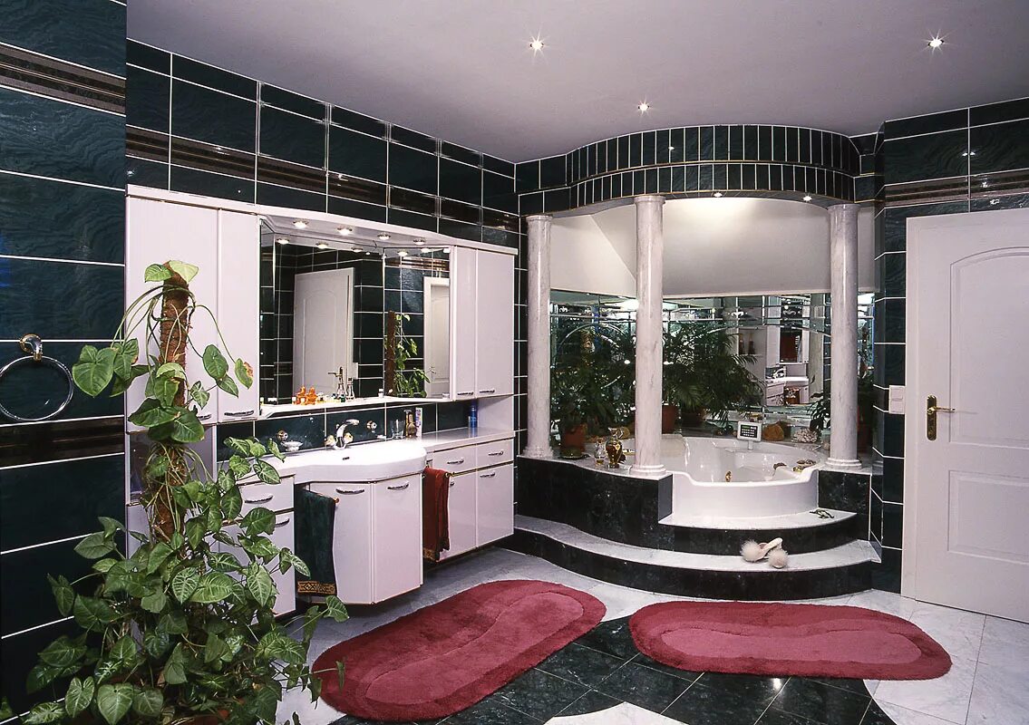 Ванная с джакузи и душевой кабиной. Богатая ванная. Ванная комната с черным джакузи. Элитная ванная с джакузи. Ванные комнаты магазин москва