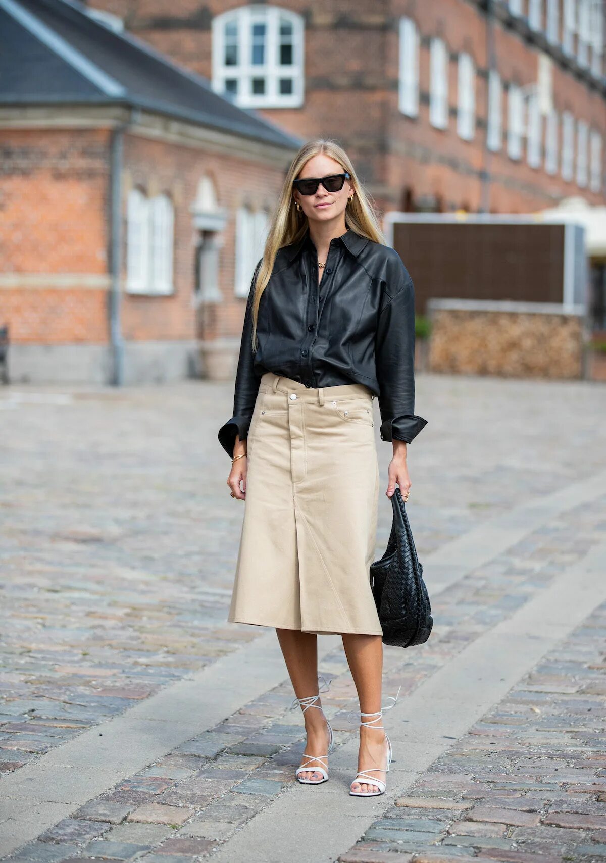 Образ с коричневой рубашкой. Рубашка из кожзама zara. С чем носить кожаную рубашку женскую. Образ с коричневой кожаной рубашкой. Черная кожаная рубашка женская.