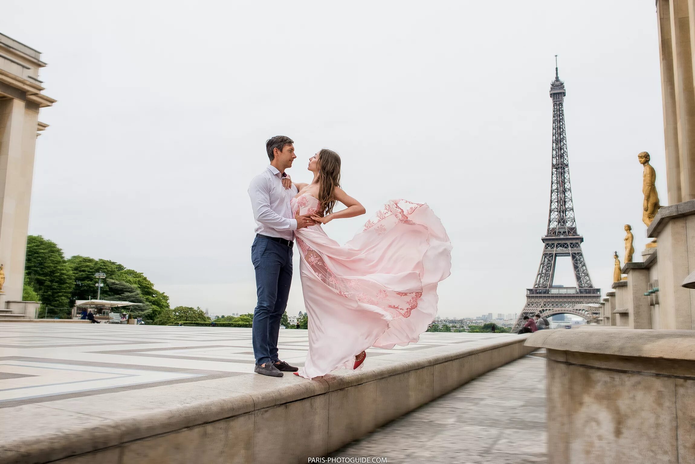 Сколько брали париж. Фотосессия в Париже. Свадьба у Эйфелевой башни. Love story Париж. Фотограф в Париже.