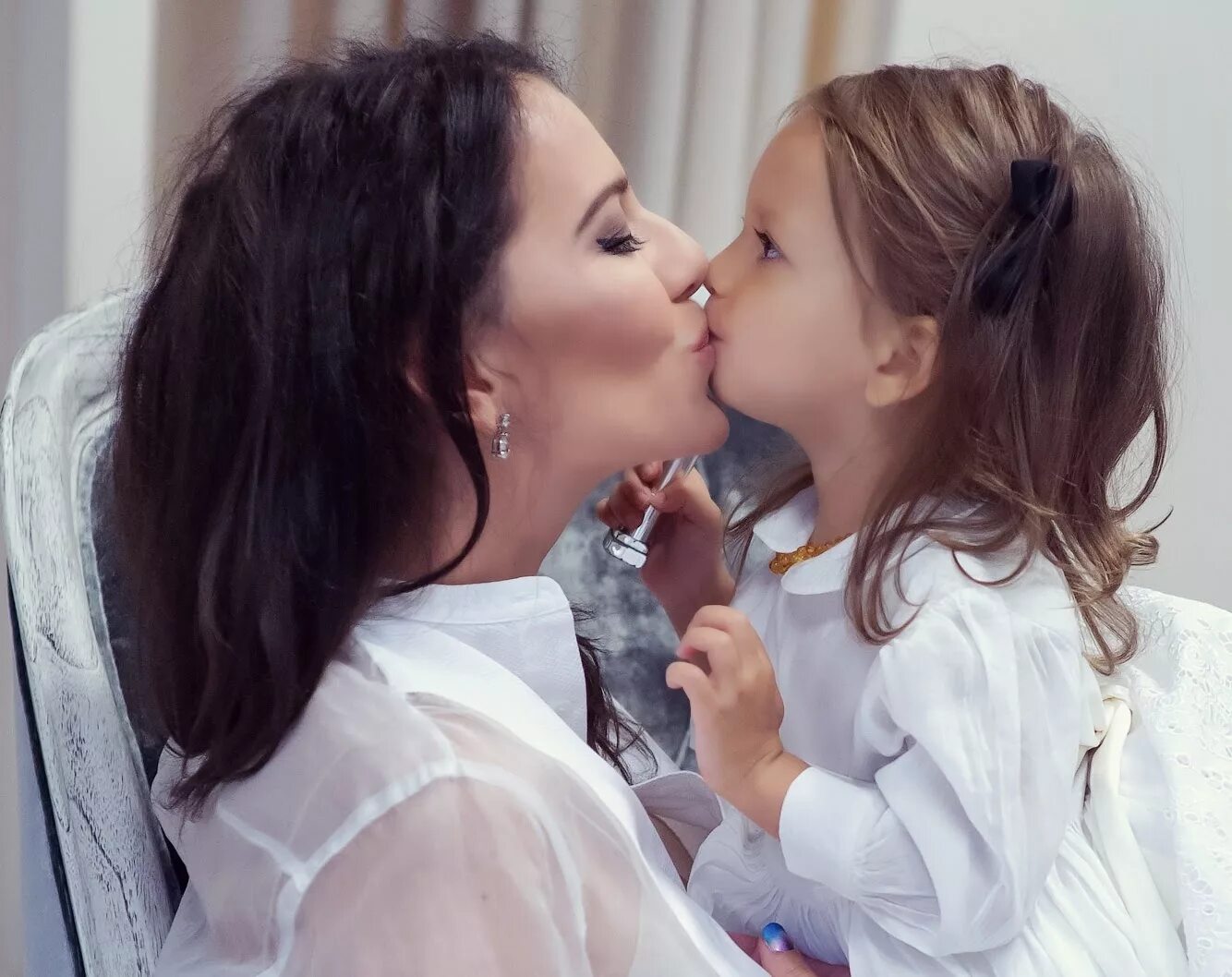 Мама и дочка целуются. Мама с дочкой поцелуй. Мама целует дочку. Поцелуй мамы и Дочки в губы.