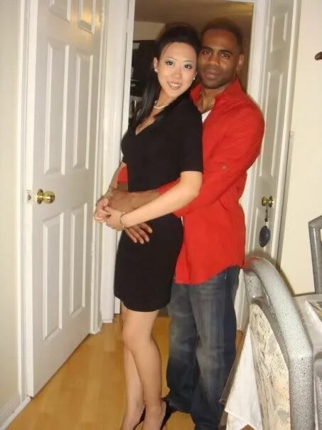 Женщины на отдыхе с неграми. Wife black men. Русские девушки межрассовый. Темнокожий парень и белая девушка. Женщина bbc.