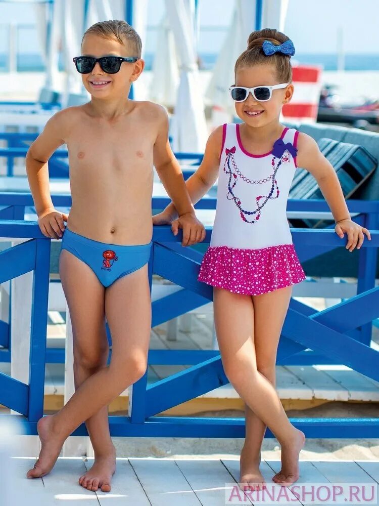 Мальчик в купальниках девушка. Маленький мальчик в купальнике для девочек. Спортивный купальник для мальчика. Arina nirey купальники. Юноши в купальниках.