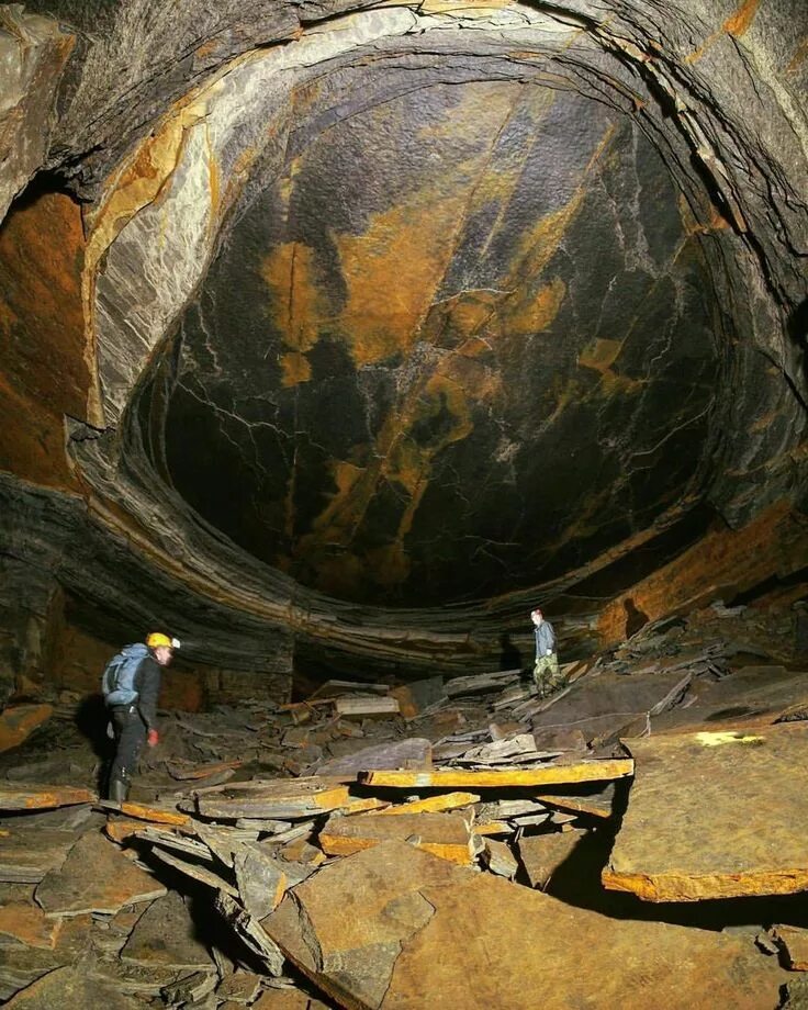 Каменный рудник глаз дракона в Ланкашире , Великобритании. Глаз дракона Ланкаширская шахта. Каменный рудник глаз дракона в Великобритании. Глаз дракона в угольной шахте Ланкашир.