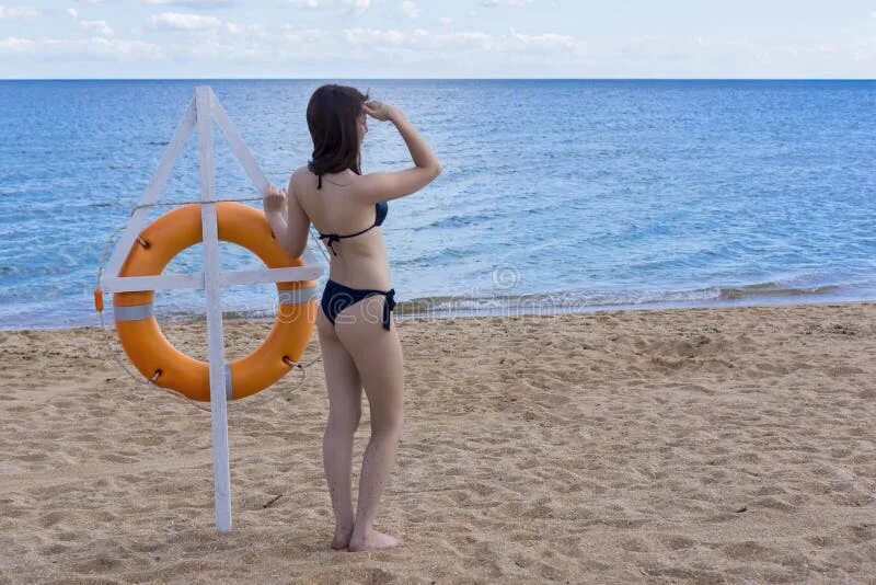 Фотосессия со спасательным кругом. Девушка на пляже со спасательным кругом. Море спасательный круг девушка. Девушка со спасательным кругом