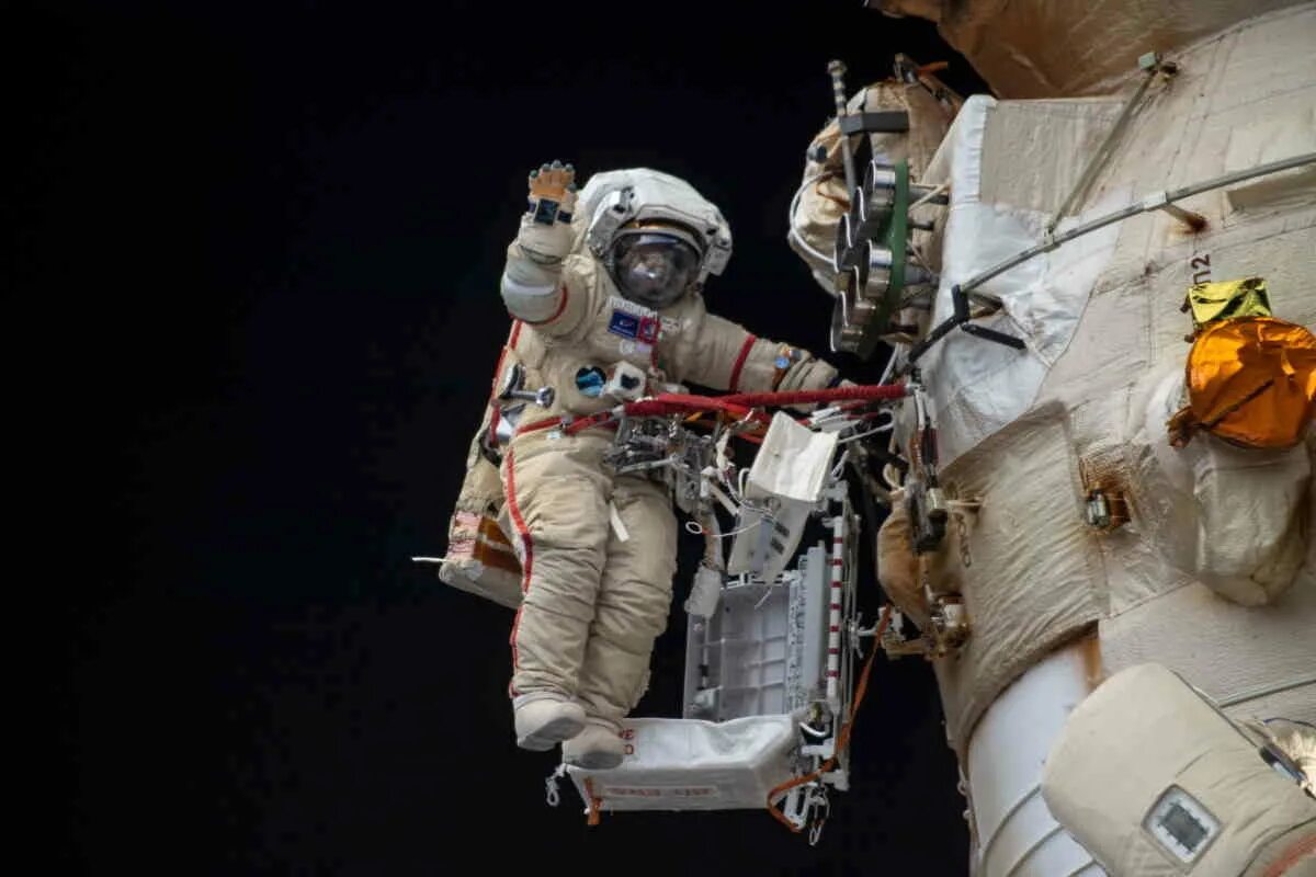 Первый астронавт вышедший в открытый космос. Скафандр Орлан МКС.