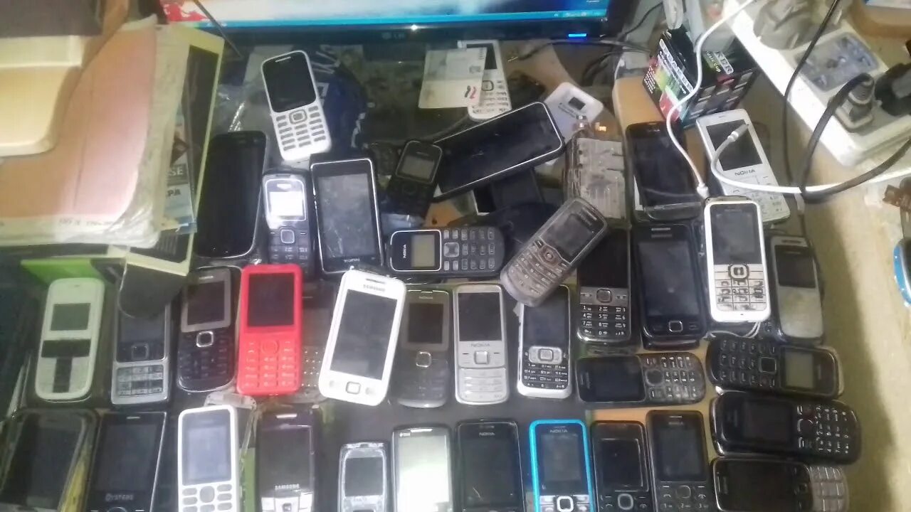 Отдать старый телефон. Коллекция телефонов. Барахолка мобильников. Отдам телефон. Мобильные телефоны даром.