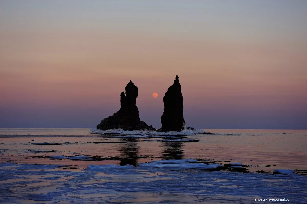 Скала два брата. Приморский край рудная пристань скала два брата. Скала два брата дальнегорск. Рудная пристань приморский край дальнегорск. Рудная пристань приморский край.