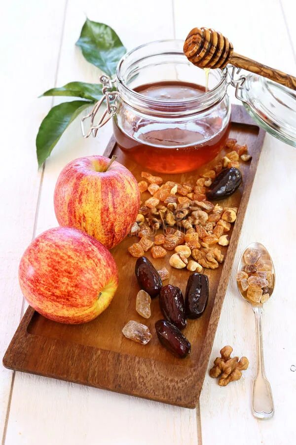 Фрукты орехи мед. Мед и фрукты. Яблоки мед орехи. Мед с фруктами и орехами. Яблоки с медом.