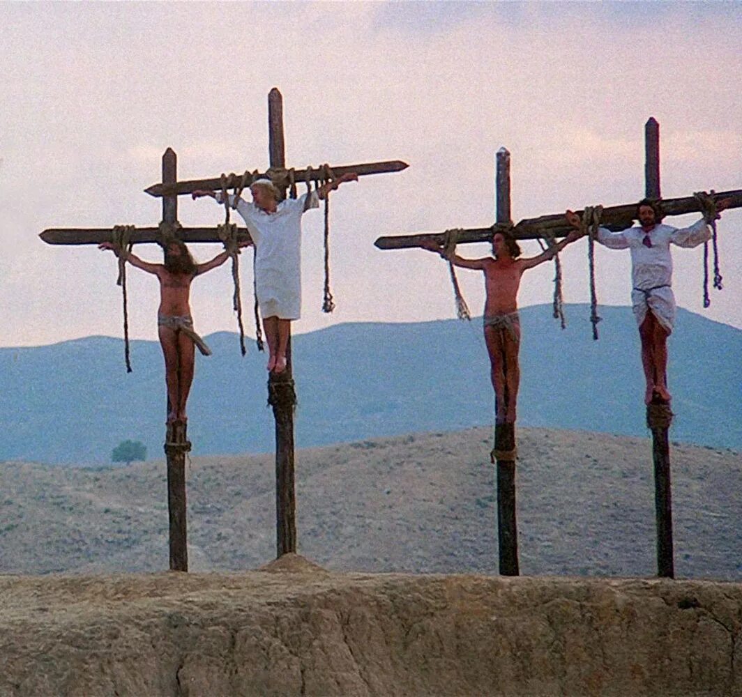 Распятая девушка топлес. Распять раз пять. Хочу тебя распять. Распятие иисуса христа на кресте в иерусалиме. Картина ганса мемлинга распятие.