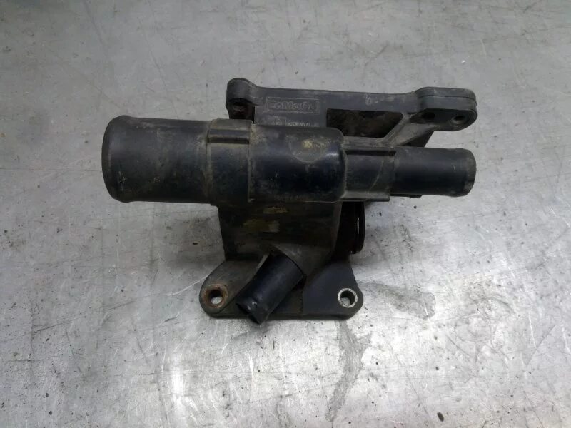 Фланец системы охлаждения форд фокус 3. Фланец системы охлаждения форд фокус 2. Фланец охлаждения форд. Фланец охлаждения форд. Тройник системы охлаждения форд фокус 1.