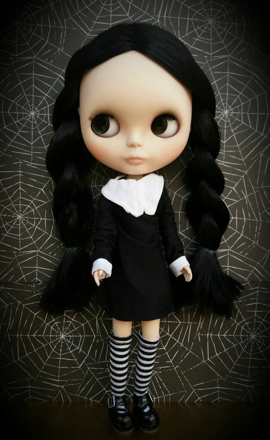 Уэнсдей аддамс монстр. Семейка аддамс кукла блайз. Куклы семейка аддамс. Уэнзди аддамс с куклой. Кукла семейка аддамс уэнздей.