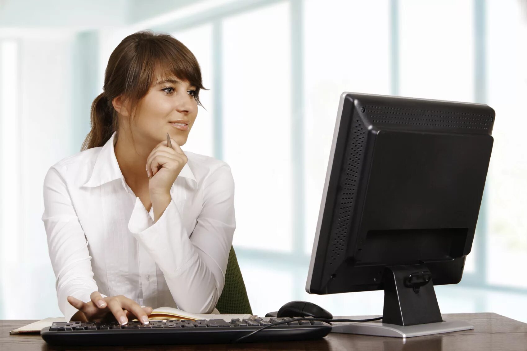 Экономичная работа. Человек в офисе за компьютером. Женщина в офисе. Человек перед монитором. Человек перед компьютером.