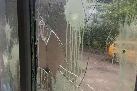 Разбил окно квартиры