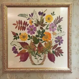 Композиция из листьев и цветов