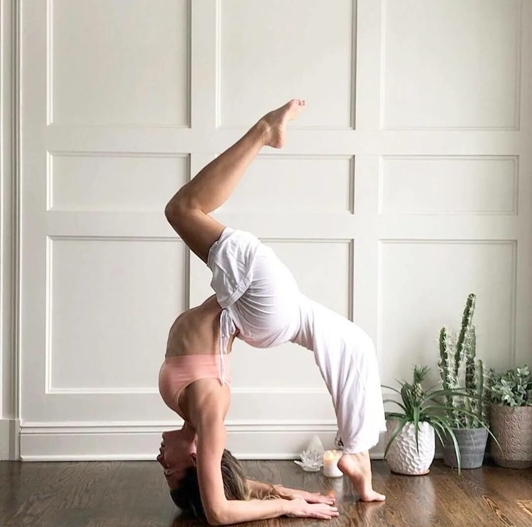 Интересные позиции. Интересные позиции. Человек в динамичной позе. Йога группа. Оригинальные позы.