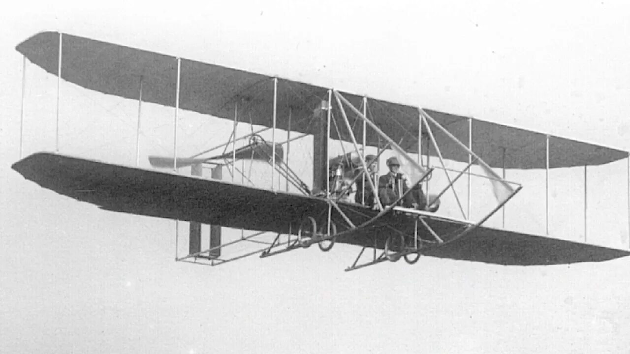 Первый самолет видео. Первый полет братьев Райт 1903. Флайер братьев Райт. Самолет братьев Райт. Братья Райт первый самолет.
