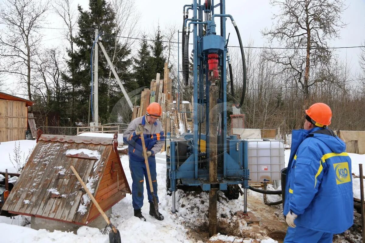 Бурение артезианскую воду. Бурение скважин на воду. Артизианская скважина. Бурение артезианских скважин. Бурение артезианских скважин на воду.