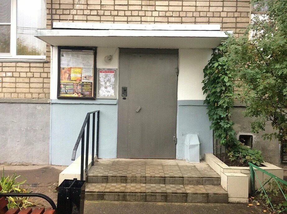 темный подъезд. забыла подъезд дома. подъезд снаружи. советские панельные дома. подъезд в москве.