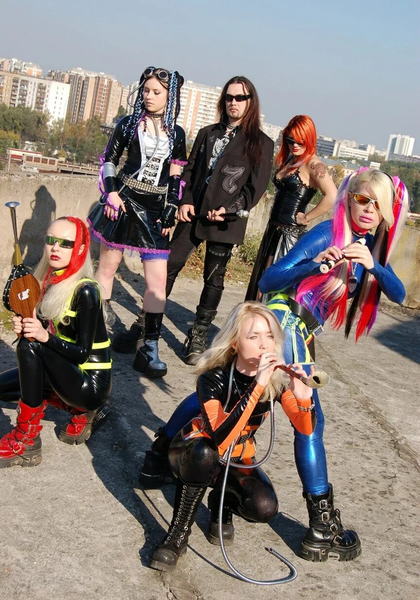 Неформалы 2022 субкультура. Панк (субкультура). Субкультура 2000 нефоры. 2007 эмо готы панки хиппи. Девушка панк.