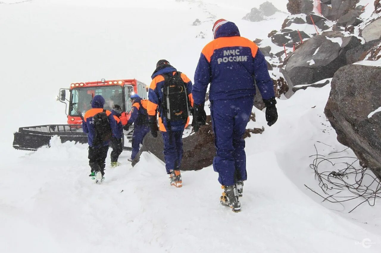 Спасатели пропали. Эльбрусский впсо терскол мчс. Спасательная группа в лесу. Спасатели на воде. Спасатели пропали.