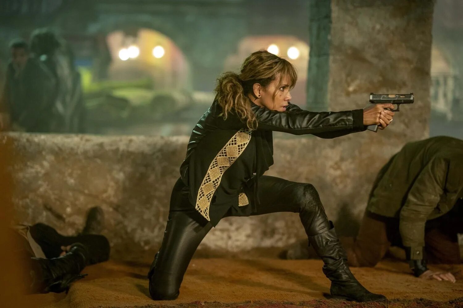 Джон вик 3. Джон уик 3 фильм 2019. холли берри джон уик 3. джон уик 3 фильм 2019 джон. холли берри джон уик 3 в фильме.
