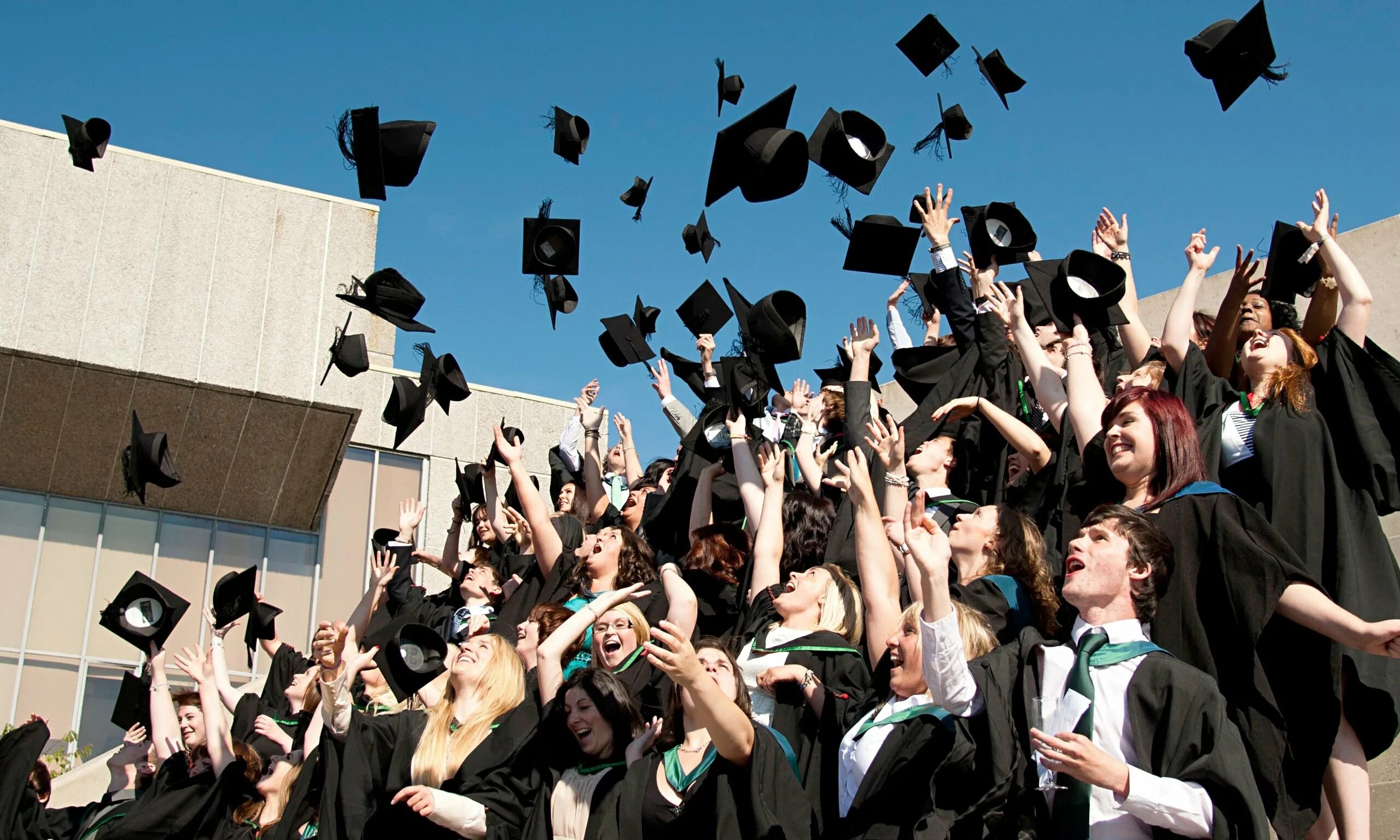 Graduating student is. Выпускной в университете. Американский выпускной. Студенты подкидывают шапки. Выпускной в Америка студенты.