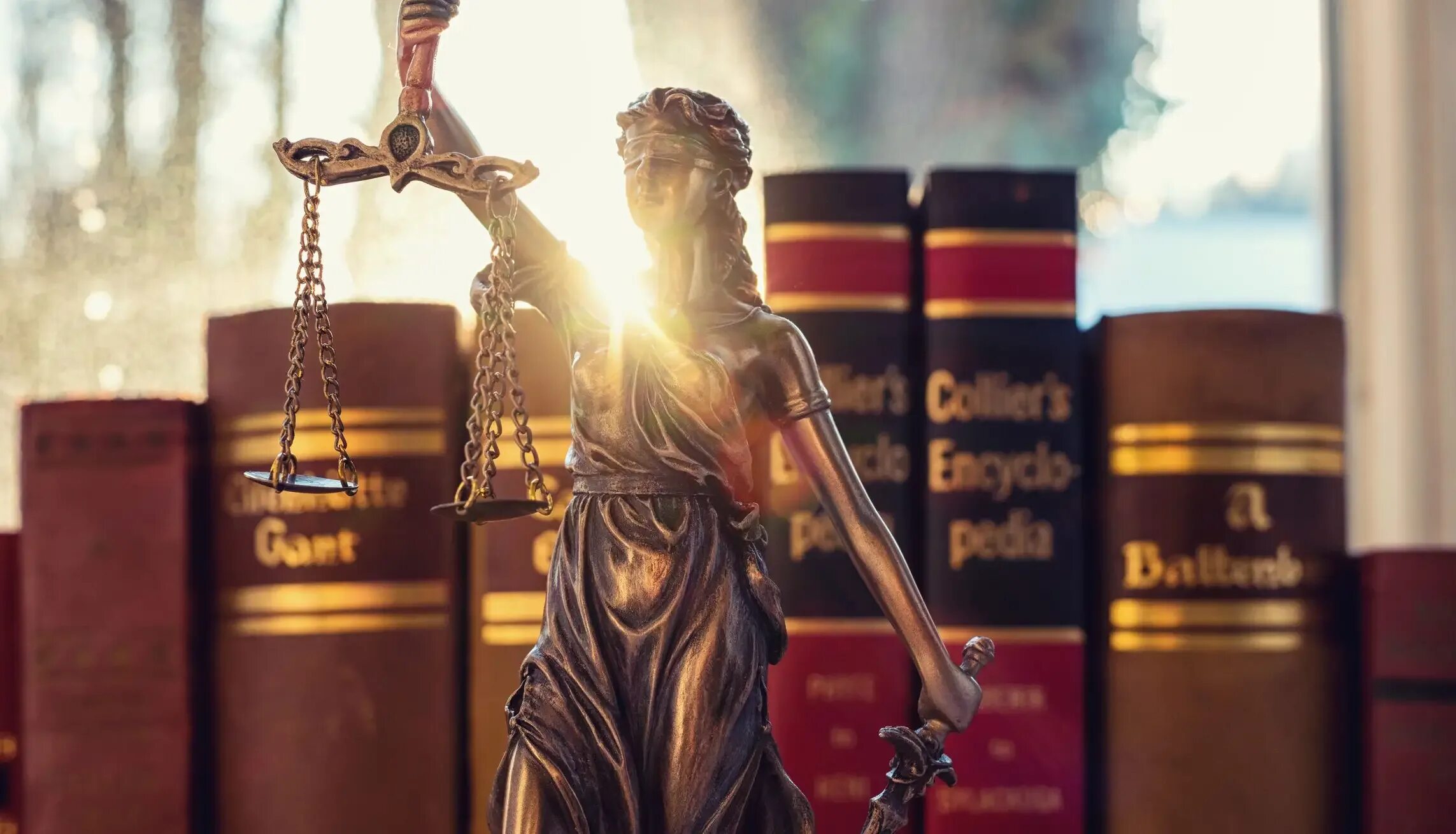 Судебная атрибутика. Человек и закон адвокаты. Человек и закон. Консультация юриста. Юридическая консультация.