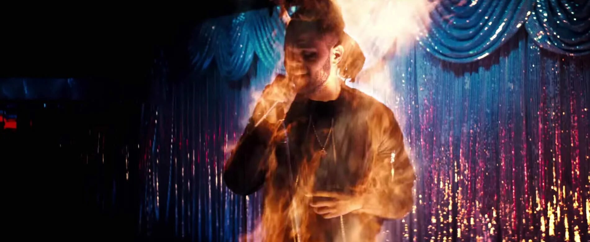Кто исполняет песню огонь. Сцена с горящими волосами. the weeknd танцует. уикенд горит. поет парень огонь.