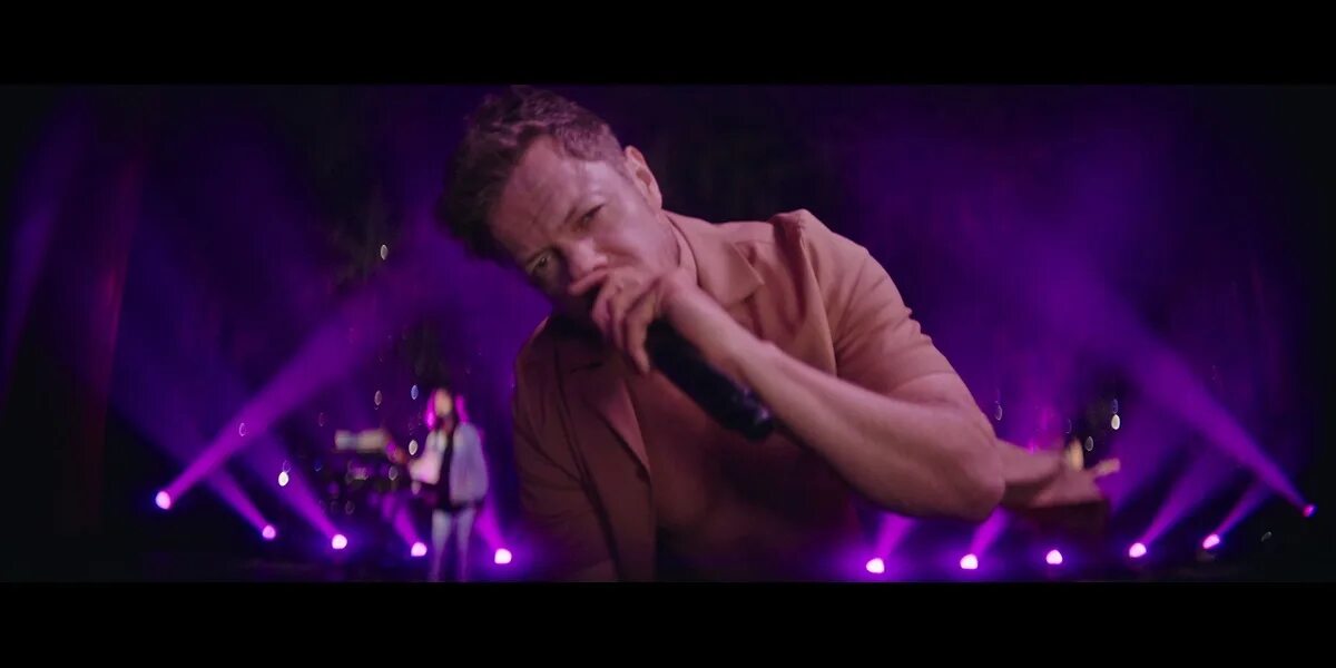 Follow me видео. Follow you клип. Follow you клип. Дэн рейнольдс follow you. Dan reynolds follow you.