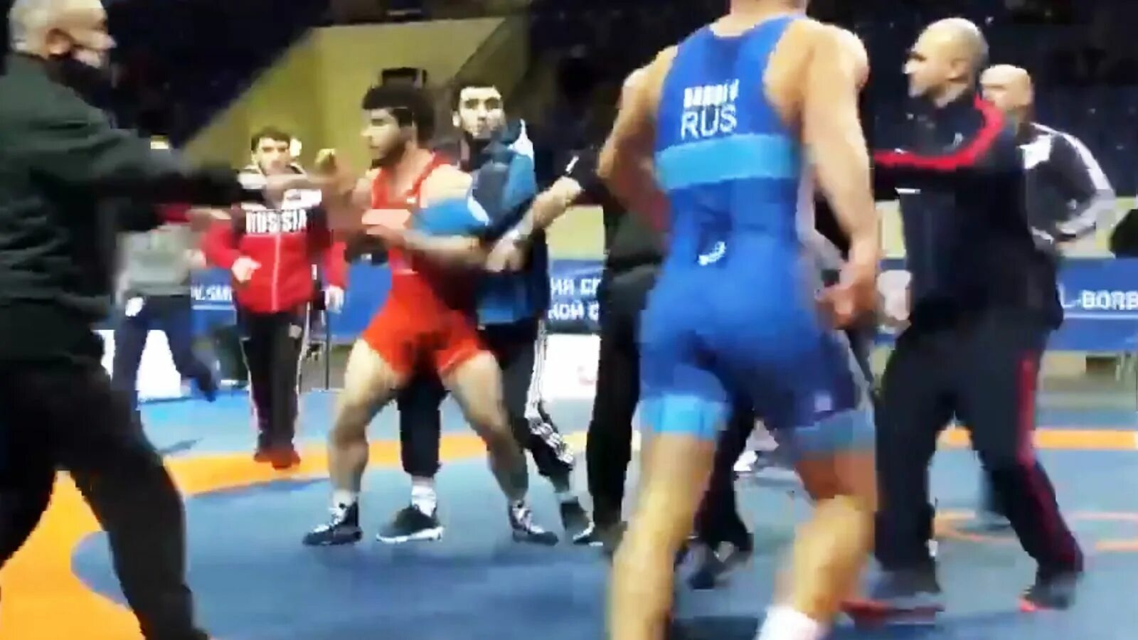 Драка борцов. Борец на ковре один. Пожалуйста борцы. Вольная борьба драка. Драка борцов.