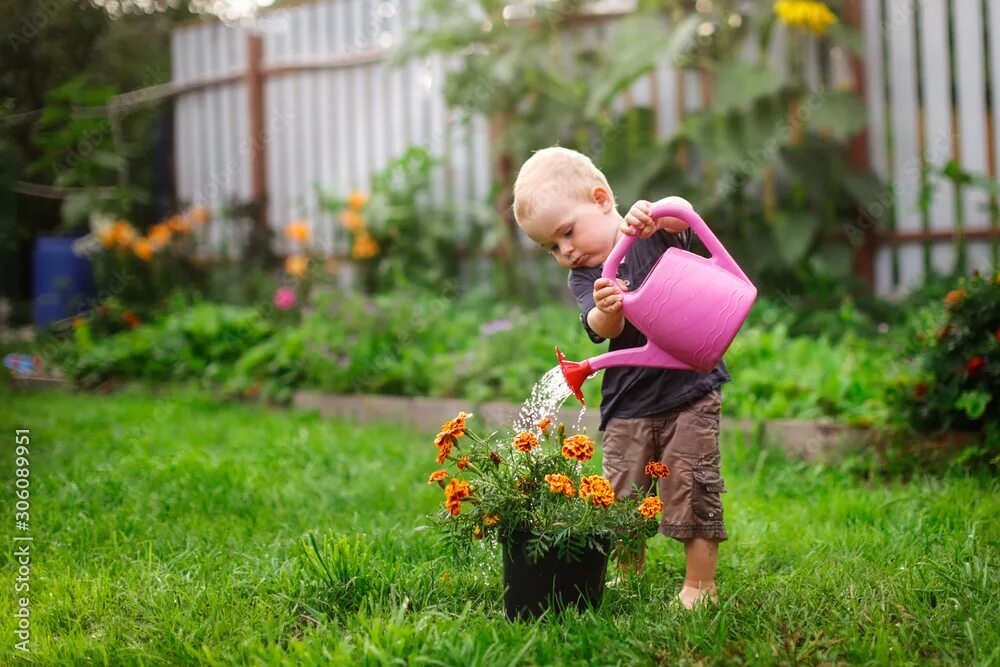 Is it in the garden. Садоводство для детей. посадка цветов в детском саду с детьми. people in the garden. современный дачник.