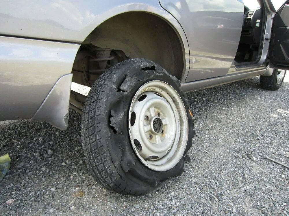 Получспущенное колесо. Ехал на спущенном колесе. Спустило колесо на машине. Можно ехать со спущенным колесом. Следы на колесе от вождения на спущенном колесе.