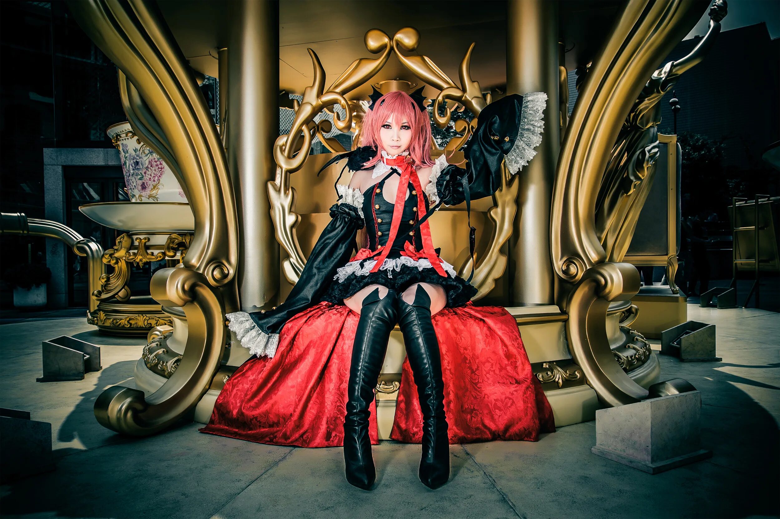 Девушка сидит на троне. Королева на троне. Королева на троне. Девушка в роскошном платье. Человек сидит на троне.