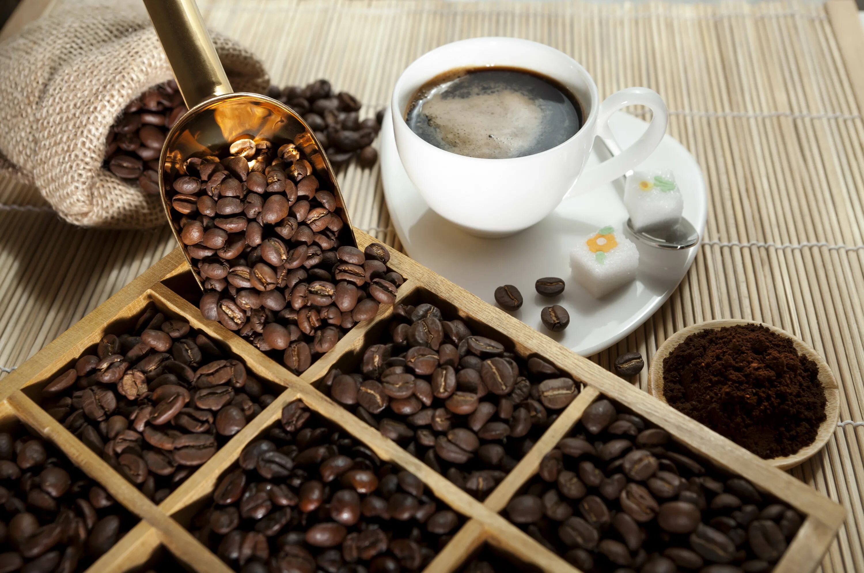 Ароматный капучино вид сверху. Чашка кофе. Кофе. Чашка с ложкой растворимого кофе. Кофе в 8 лет.