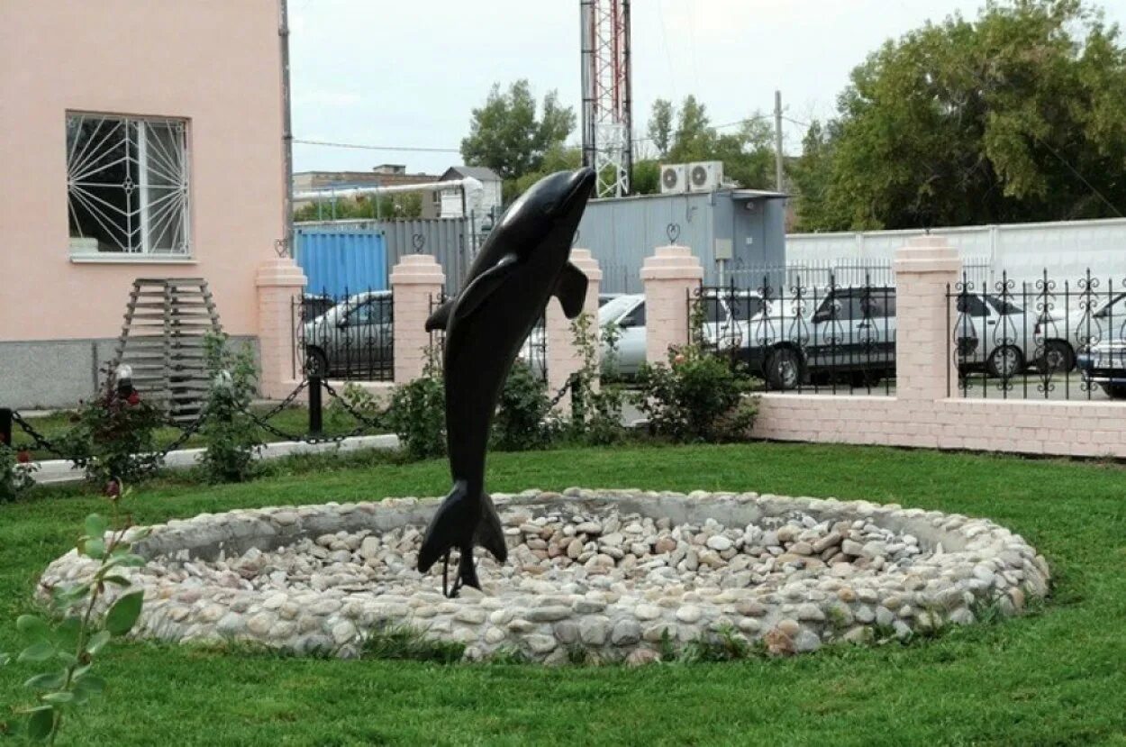 где находится фонтанчик с дельфином. фонтан черный дельфин тюрьма. фонтанчик с черным дельфином соль илецк. где находится фонтанчик с дельфином. фонтанчик с черным дельфином.