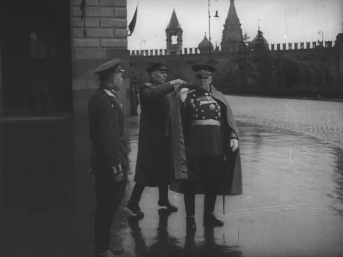 Парад победы 1945 принимал маршал. Рокоссовский парад победы 1945 года на красной площади в москве. жуков 24 июня 1945 г в москве состоялся парад победы. жуков и рокоссовский на параде победы 1945. рокоссовский на параде победы в москве 24 июня 1945.