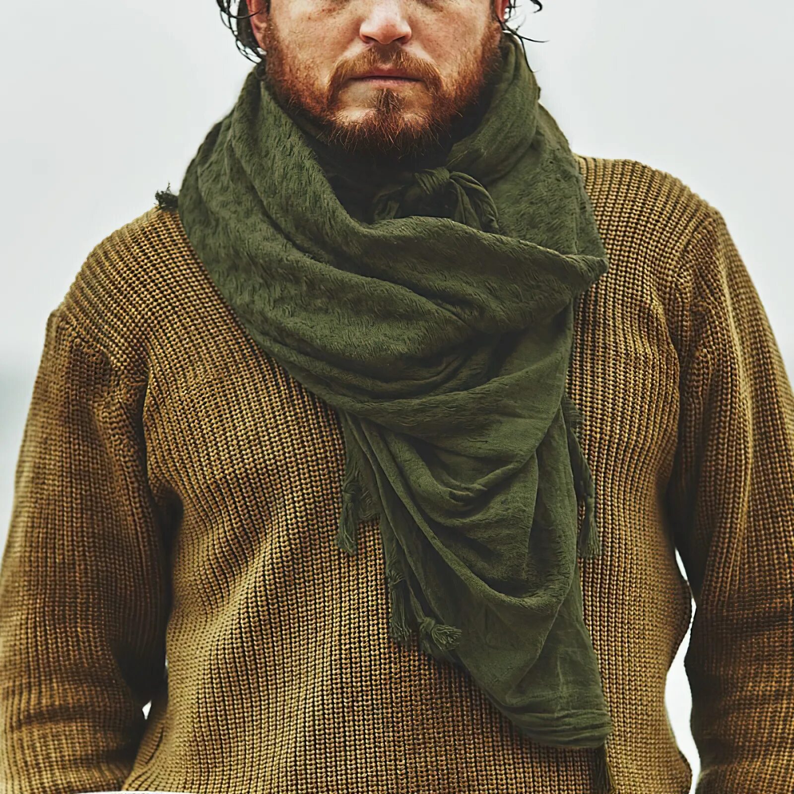 Шарф платок мужской. Арафатка с курткой. Шарф платок мужской. Кепка арафатка индиана джонс. Шарф на шее мужской.