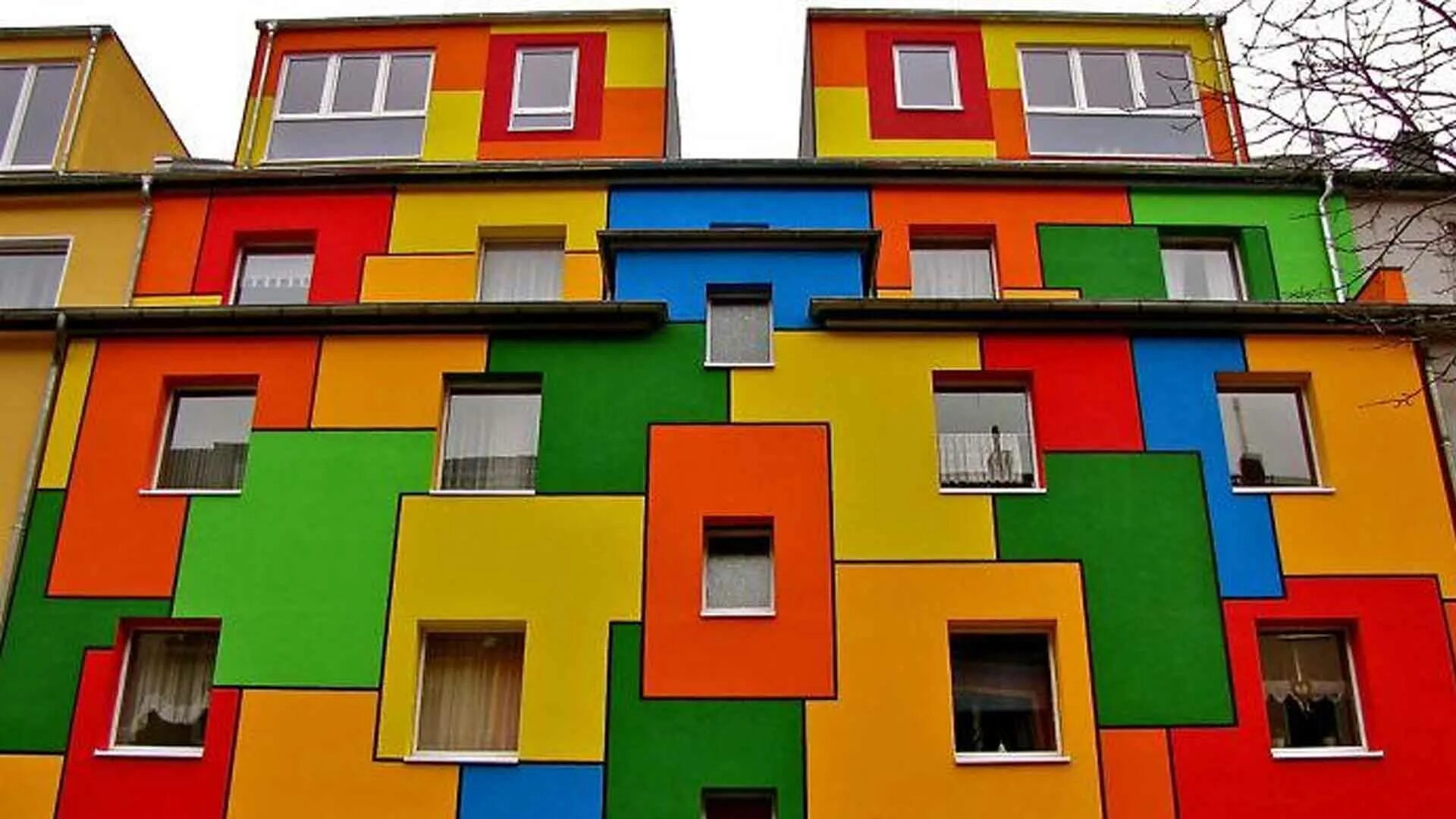 Купить фасад яркая жизнь. Яркие фасады домов. Цветные фасады домов. Разноцветные фасады домов. Разноцветные домики.