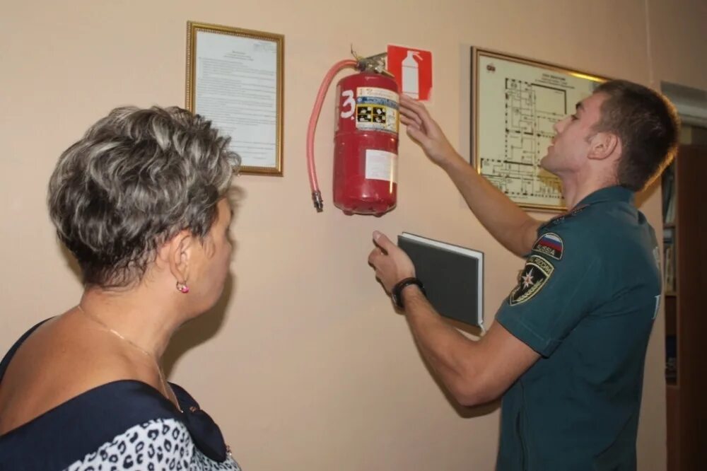 Обеспечение пожарной безопасности в школе. Пожарные в школе. Противопожарный в школе. Нарушения пожарной безопасности в школах.