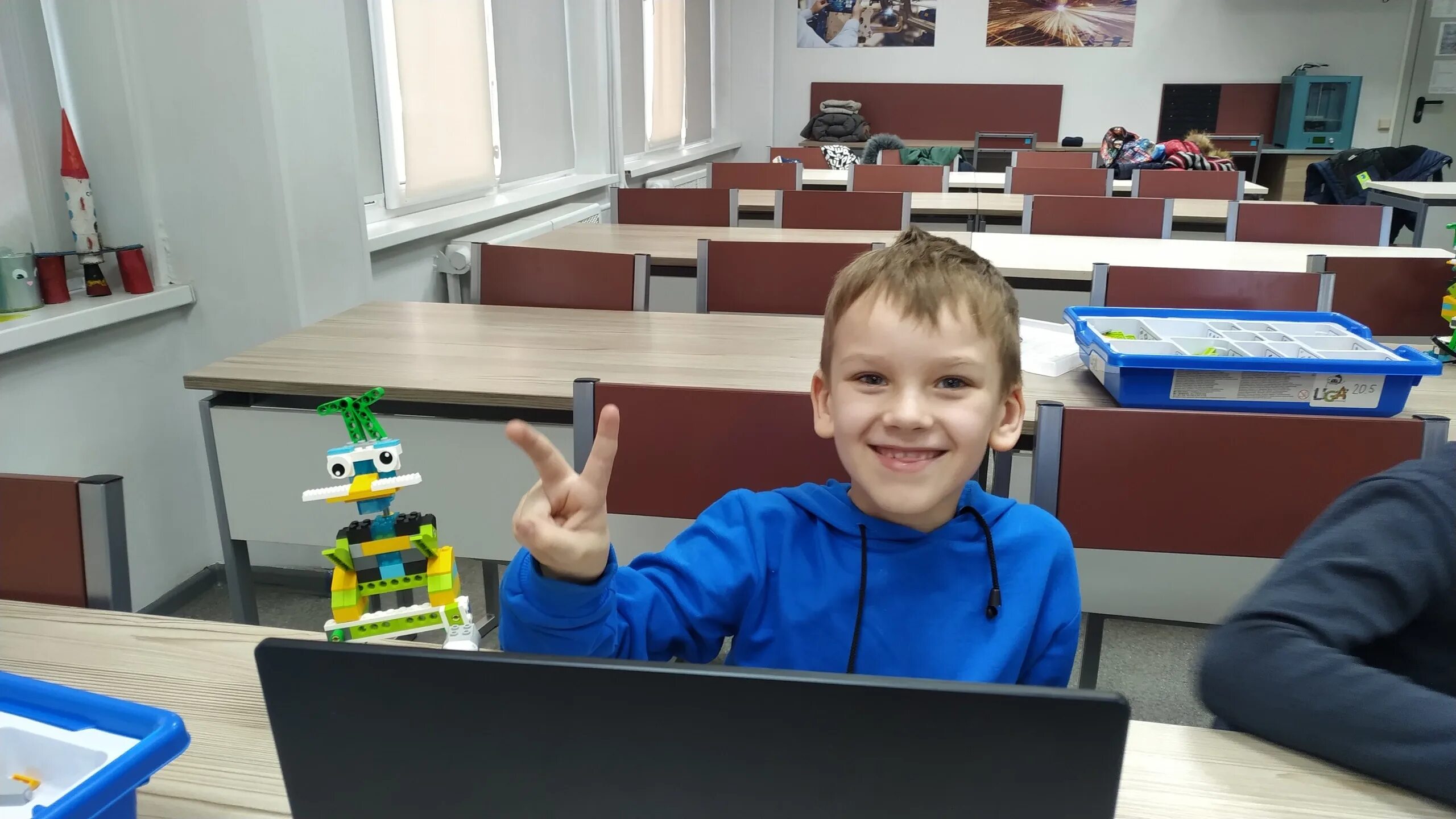 Программирование лига роботов. Лига роботов. лига роботов калининград. робот в школе 293. лига роботов фон.