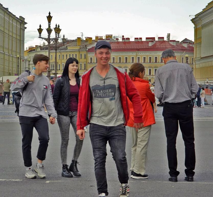 Какая сегодня в спб. Санкт-Петербург люди. Санкт Петербург летом люди. Питер сентябрь люди. Знаменитости Санкт-Петербурга.