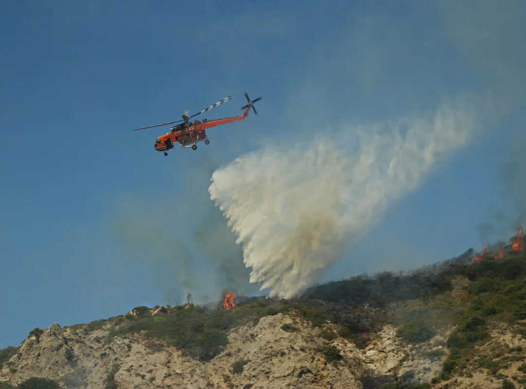 Тушение пожаров с помощью вертолетов. Вертолет тушит пожар. Тушение пожаров с помощью вертолетов. Вертолет для тушения пожаров. Вертолет тушит пожар.