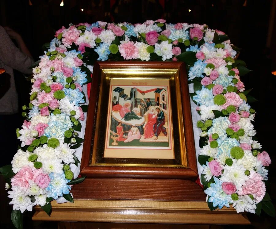 украшение икон рождество богородицы флорист. украшение храма на крещение господне. украсить храм на крещение. украшение иконы цветами. украшение храма белыми цветами.