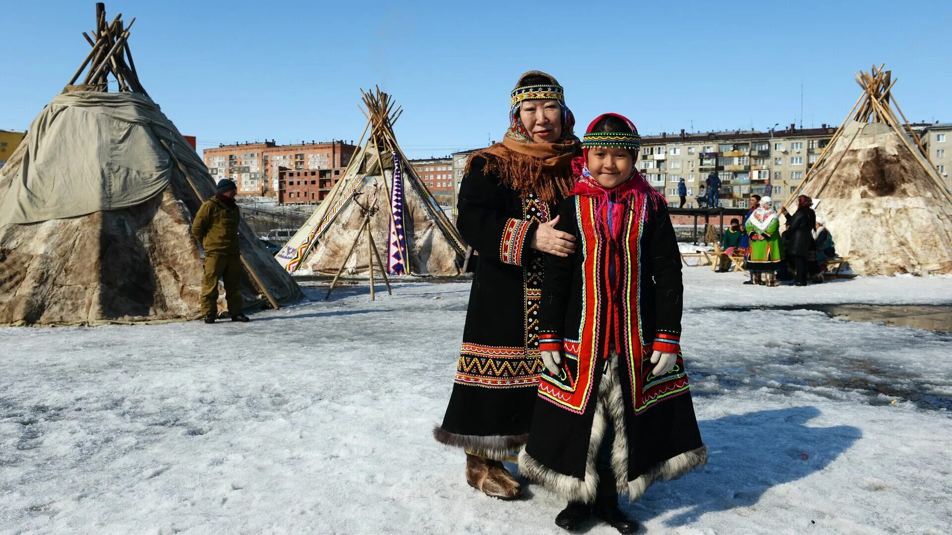 Как живут коренные народы россии. Коренные малочисленные народы севера Сибири и дальнего Востока. Коренных малочисленных народы дальнего Востока. Малочисленные коренные народы дальнего Востока. Театр коренных малочисленных народов севера Якутск.