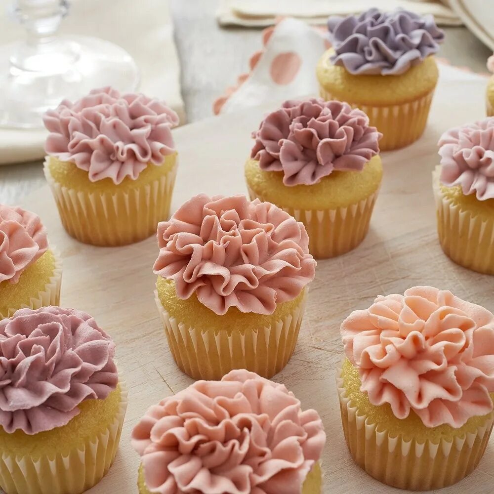 капкейки разноцветные. Leb -2-30 superflex набор кондитерские насадки для крема. украшение кексов. формы для крема капкейков. насадка для крема для капкейков.