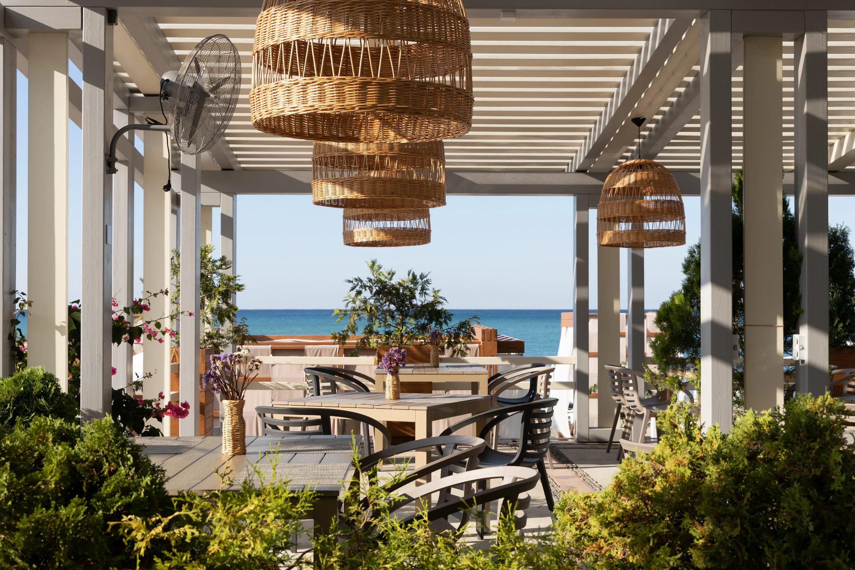 Рестораны сочи телефоны. Одиссея Wellness Resort 5 Сочи. Веранда на пляже. Ресторан в Сочи с видом на море. Ресторан морской Сочи.