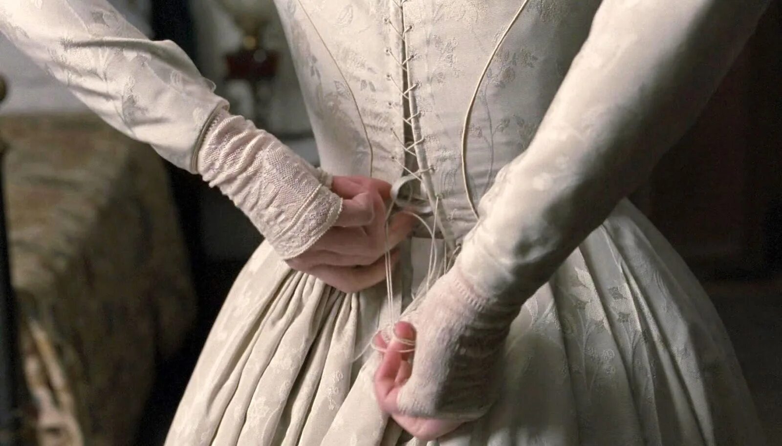 Реверанс мушкетера. Держит хирургический нож. Женщина дворянка. Реверанс со скальпелем в руке. Реверанс картина.