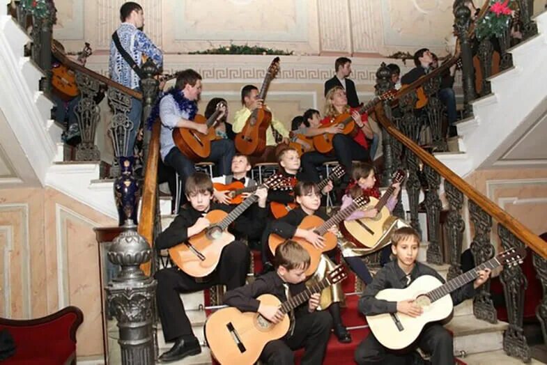 курсы гитары в москве. курсы гитары. репетитор по электрогитаре москва. игра на гитаре курсы в москве. курсы гитары для взрослых.