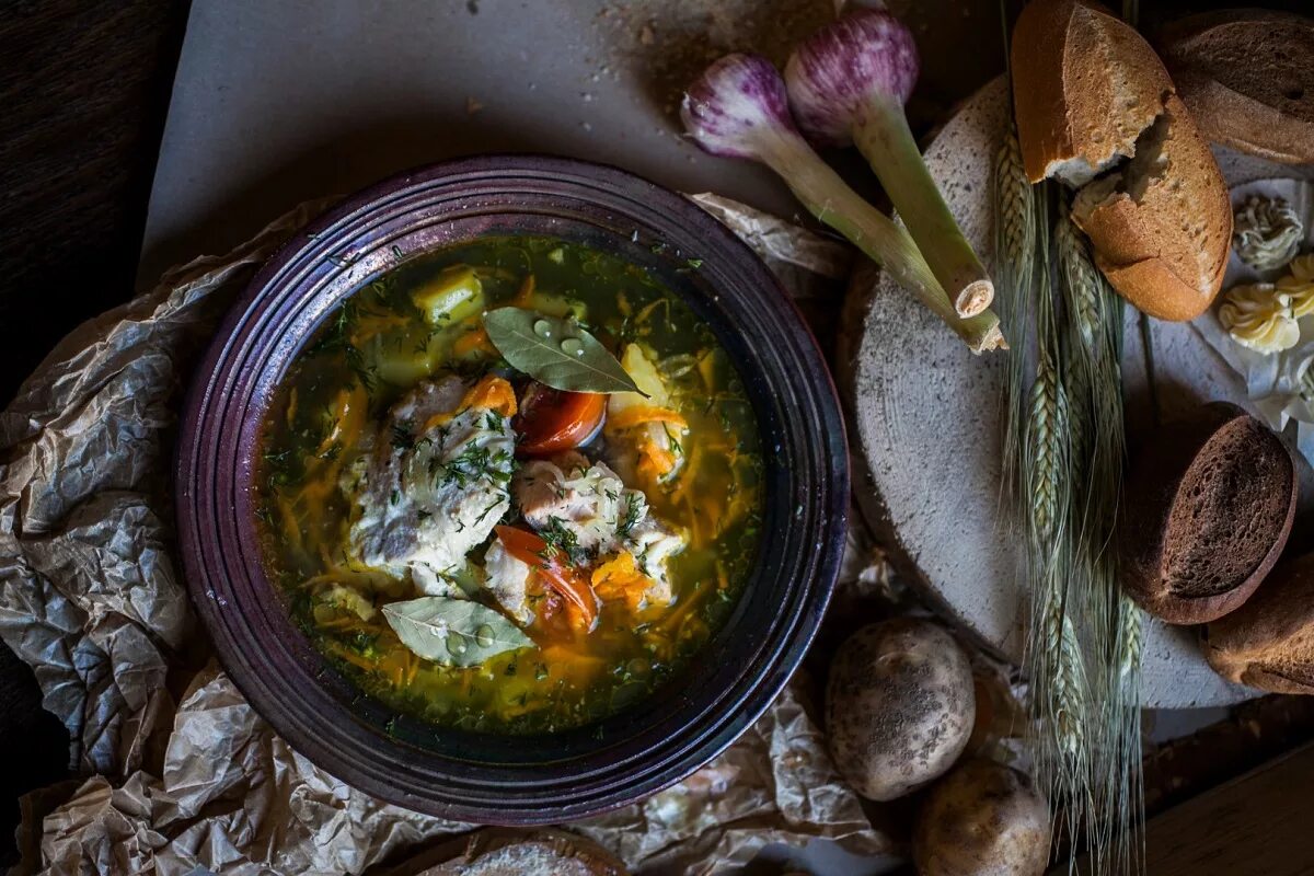 Блюда русской кухни. Современная русская кухня. Старинные блюда русской кухни. Суп уха.