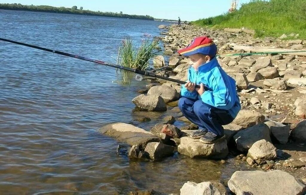 Ловите рыбу с помощью. Рыбы и рыбалка. Рыбалка на речке. Маленький Рыбак. Дети на рыбалке.